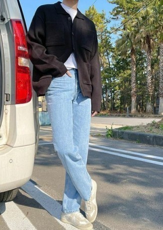 Come indossare e abbinare un cardigan marrone quando fa caldo: Indossa un cardigan marrone con jeans azzurri per vestirti casual. Per un look più rilassato, prova con un paio di sneakers basse di tela beige.