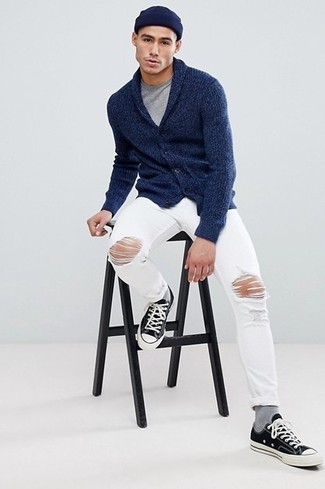 Quale cardigan indossare con jeans bianchi: Coniuga un cardigan con jeans bianchi per un look raffinato per il tempo libero. Scegli un paio di sneakers basse di tela nere e bianche come calzature per avere un aspetto più rilassato.