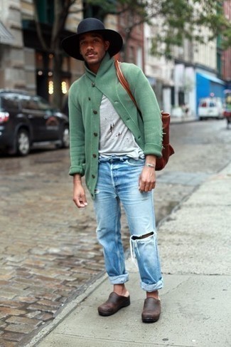 Come indossare e abbinare un maglione verde menta in modo casual: Prova a combinare un maglione verde menta con jeans strappati azzurri per vestirti casual. Scegli un paio di mocassini eleganti in pelle marrone scuro come calzature per un tocco virile.