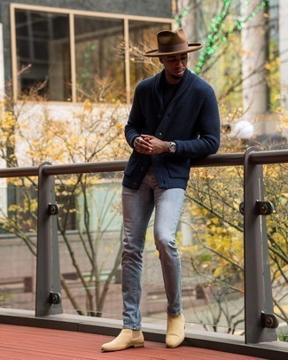 Quale jeans indossare con un cardigan blu scuro: Mostra il tuo stile in un cardigan blu scuro con jeans per un look semplice, da indossare ogni giorno. Indossa un paio di stivali chelsea in pelle scamosciata marrone chiaro per dare un tocco classico al completo.