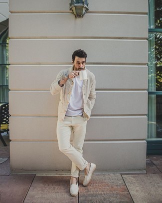Moda uomo anni 40 in modo casual: Potresti indossare un cardigan con collo a scialle beige e jeans beige per un look spensierato e alla moda. Espadrillas di tela bianche sono una splendida scelta per completare il look.