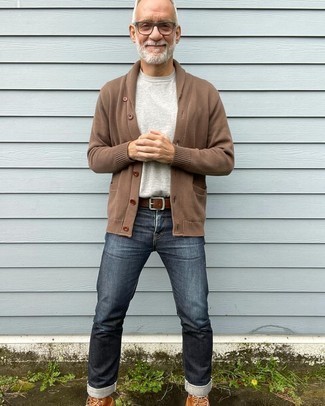 Quale stivali casual indossare con jeans blu scuro per un uomo di 50 anni in modo smart-casual: Indossa un cardigan con collo a scialle marrone con jeans blu scuro per affrontare con facilità la tua giornata. Stivali casual sono una splendida scelta per completare il look.