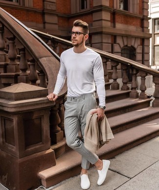 Look alla moda per uomo: Cardigan con collo a scialle beige, T-shirt manica lunga bianca, Chino grigi, Sneakers senza lacci in pelle bianche