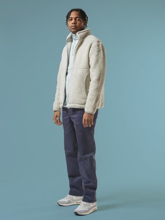 Quale maglione con zip indossare con chino blu scuro per un uomo di 20 anni in modo casual: Mostra il tuo stile in un maglione con zip con chino blu scuro per un look spensierato e alla moda. Opta per un paio di scarpe sportive grigie per un tocco più rilassato.
