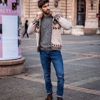 Come indossare e abbinare jeans strappati in autunno 2024: Indossa un maglione girocollo grigio con jeans strappati per un'atmosfera casual-cool. Un paio di stivali casual in pelle marrone scuro darà un tocco di forza e virilità a ogni completo. Ecco una fantastica idea per creare uno stupendo look autunnale.