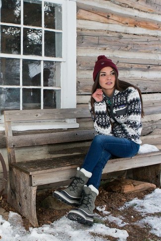 Come indossare e abbinare stivali da neve quando fa caldo in modo rilassato: Metti un cardigan con zip bianco e jeans blu per un look spensierato e alla moda. Completa questo look con un paio di stivali da neve.