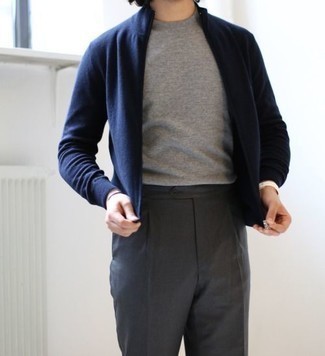 Quale pantaloni eleganti indossare con un cardigan con zip blu in modo smart-casual: Abbina un cardigan con zip blu con pantaloni eleganti per una silhouette classica e raffinata