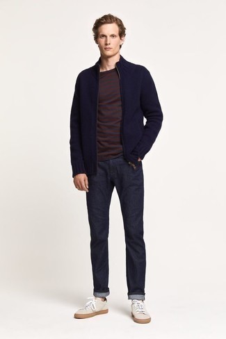 Quale jeans indossare con un cardigan con zip blu scuro per un uomo di 20 anni in modo casual: Prova a combinare un cardigan con zip blu scuro con jeans per vestirti casual. Sneakers basse di tela beige sono una eccellente scelta per completare il look.