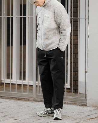 Come indossare e abbinare un maglione grigio: Combina un maglione grigio con chino neri per un look raffinato per il tempo libero. Scarpe sportive grigie sono una gradevolissima scelta per completare il look.
