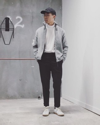 Quale cardigan con zip indossare con chino neri e bianchi per un uomo di 20 anni: Combina un cardigan con zip con chino neri e bianchi per un look spensierato e alla moda. Se non vuoi essere troppo formale, calza un paio di sneakers basse di tela bianche.