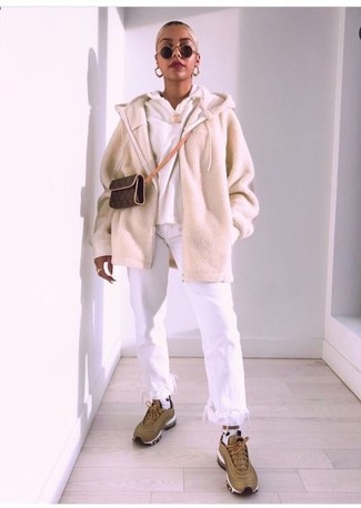 Look alla moda per donna: Cardigan con zip beige, Felpa con cappuccio bianca, Jeans con frange bianchi, Scarpe sportive verde oliva