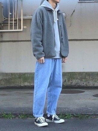 Look alla moda per uomo: Cardigan con zip di pile grigio, Felpa con cappuccio grigia, Jeans azzurri, Sneakers basse di tela blu scuro e bianche