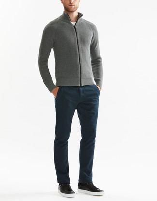 Look alla moda per uomo: Cardigan con zip grigio, T-shirt girocollo bianca, Chino blu scuro, Sneakers basse in pelle nere