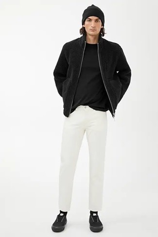 Quale jeans indossare con un cardigan con zip nero: Per un outfit quotidiano pieno di carattere e personalità, metti un cardigan con zip nero e jeans. Sneakers basse di tela nere sono una interessante scelta per completare il look.
