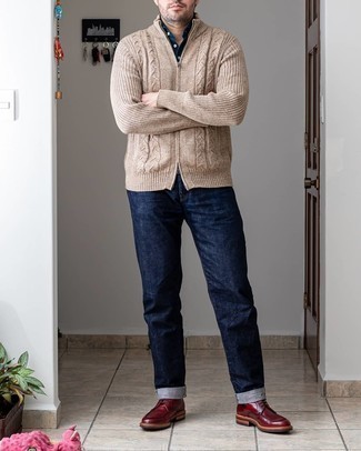 Come indossare e abbinare un cardigan con zip per un uomo di 30 anni: Per un outfit quotidiano pieno di carattere e personalità, potresti abbinare un cardigan con zip con jeans blu scuro. Rifinisci il completo con un paio di stivali casual in pelle bordeaux.