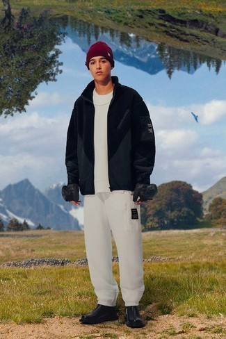 Look alla moda per uomo: Cardigan con zip di pile nero, Tuta sportiva bianca, Stivali chelsea in pelle neri, Berretto bordeaux