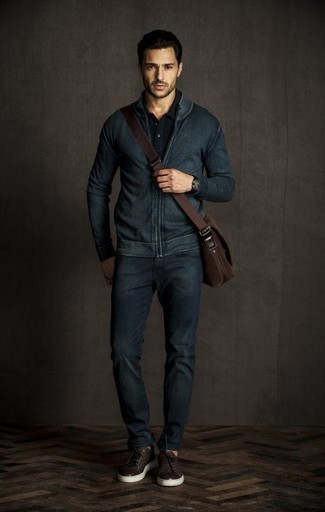 Quale jeans indossare con sneakers basse marrone scuro in modo casual: Per un outfit quotidiano pieno di carattere e personalità, scegli un outfit composto da un cardigan con zip blu scuro e jeans. Sneakers basse marrone scuro sono una eccellente scelta per completare il look.