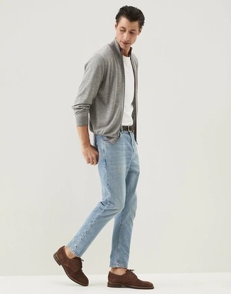 Look alla moda per uomo: Cardigan con zip grigio, T-shirt girocollo bianca, Jeans azzurri, Scarpe derby in pelle scamosciata marrone scuro