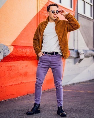 Come indossare e abbinare jeans viola chiaro: Punta su un cardigan con zip di pile terracotta e jeans viola chiaro per un look raffinato per il tempo libero. Un paio di stivali casual in pelle neri darà un tocco di forza e virilità a ogni completo.