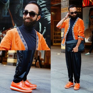 Come indossare e abbinare un maglione lime per un uomo di 30 anni: Indossa un maglione lime e un dolcevita nero per un look davvero alla moda. Mettiti un paio di scarpe derby in pelle arancioni per dare un tocco classico al completo.