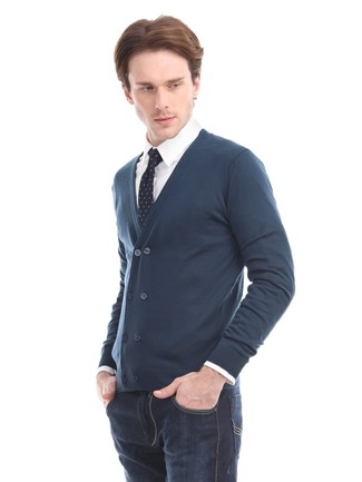 Come indossare e abbinare un cardigan blu scuro per un uomo di 30 anni in modo smart-casual: Per un outfit quotidiano pieno di carattere e personalità, scegli un outfit composto da un cardigan blu scuro e jeans blu scuro.