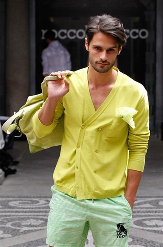 Come indossare e abbinare un cardigan giallo: Scegli un outfit composto da un cardigan giallo e pantaloncini verde menta per un outfit comodo ma studiato con cura.