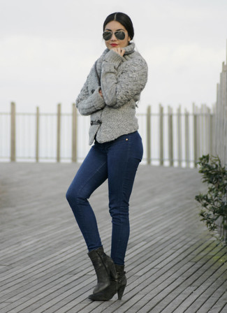 Look alla moda per donna: Cardigan doppiopetto lavorato a maglia grigio, Jeans aderenti blu, Stivaletti in pelle neri, Occhiali da sole neri