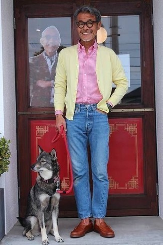 Look alla moda per uomo: Cardigan giallo, Camicia a maniche lunghe a quadretti rosa, Jeans blu, Mocassini eleganti in pelle terracotta