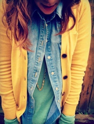 Come indossare e abbinare un cardigan giallo: Per un outfit quotidiano pieno di carattere e personalità, potresti abbinare un cardigan giallo con una camicia di jeans azzurra.