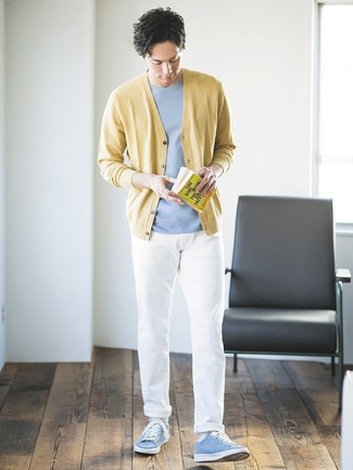 Come indossare e abbinare un cardigan giallo quando fa caldo: Vestiti con un cardigan giallo e chino bianchi per un look semplice, da indossare ogni giorno. Indossa un paio di sneakers basse azzurre per un tocco più rilassato.