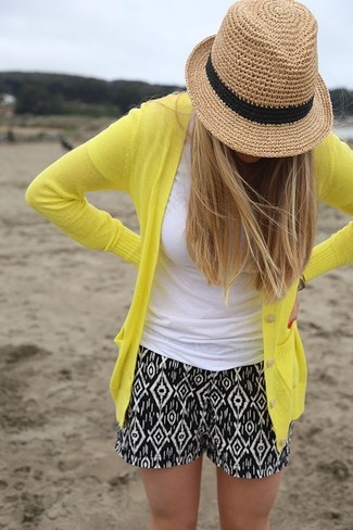 Come indossare e abbinare un borsalino marrone chiaro in estate 2024: Indossa un cardigan giallo e un borsalino marrone chiaro per un'atmosfera casual-cool. Una splendida scelta per l’estate!