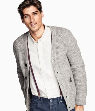 Come indossare e abbinare un cardigan grigio per un uomo di 20 anni: Indossa un cardigan grigio con jeans blu scuro per un look raffinato per il tempo libero.