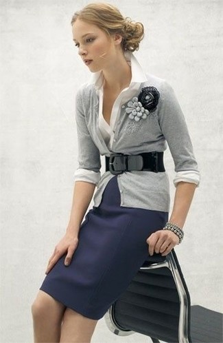 Come indossare e abbinare una cintura a vita alta in pelle in modo formale: Scegli un outfit composto da un cardigan grigio e una cintura a vita alta in pelle per un look comfy-casual.