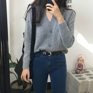Come indossare e abbinare un cardigan grigio con jeans blu per una donna di 20 anni: Scegli un cardigan grigio e jeans blu per un pranzo domenicale con gli amici.