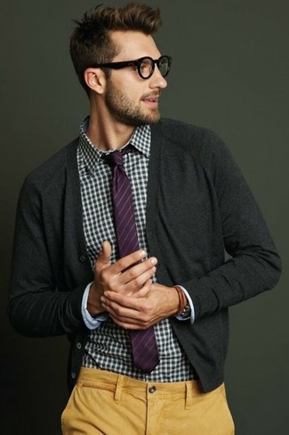 Come indossare e abbinare una cravatta viola melanzana per un uomo di 30 anni in autunno 2024 in modo smart-casual: Abbina un cardigan grigio scuro con una cravatta viola melanzana come un vero gentiluomo. Con quest'outfit autunnale non si può mai sbagliare.