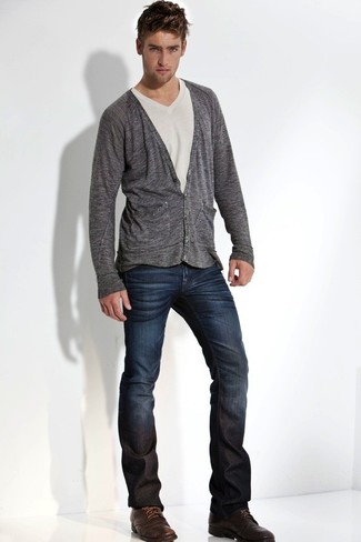 Look alla moda per uomo: Cardigan grigio, T-shirt con scollo a v beige, Jeans blu scuro, Stivali casual in pelle marrone scuro