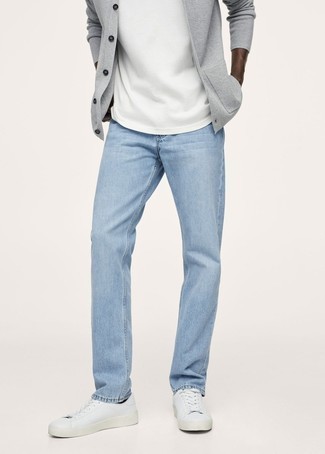 Come indossare e abbinare jeans azzurri quando fa caldo in modo casual: Potresti abbinare un cardigan grigio con jeans azzurri per un fantastico look da sfoggiare nel weekend. Se non vuoi essere troppo formale, opta per un paio di sneakers basse in pelle bianche.