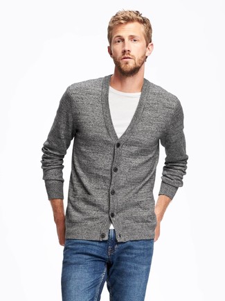 Quale jeans indossare con un cardigan grigio: Coniuga un cardigan grigio con jeans per un look raffinato per il tempo libero.