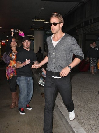 Look di Ryan Gosling: Cardigan grigio, T-shirt girocollo bianca, Jeans neri, Scarpe da ginnastica di tela bianche