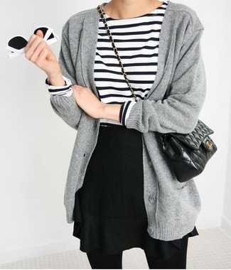 Come indossare e abbinare un cardigan grigio: Indossa un cardigan grigio e una gonna a pieghe nera per un look raffinato per il tempo libero.