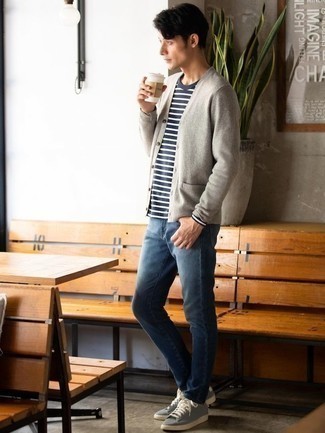 Look alla moda per uomo: Cardigan grigio, T-shirt manica lunga a righe orizzontali blu scuro e bianca, Jeans blu, Sneakers basse di tela grigie