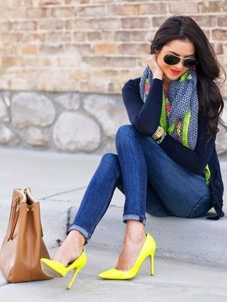 Come indossare e abbinare una borsa beige in modo formale: Metti un cardigan blu scuro e jeans aderenti blu per un semplice tocco di eleganza. Un paio di décolleté in pelle gialli si abbina alla perfezione a una grande varietà di outfit.