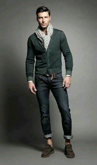 Quale jeans indossare con un cardigan verde scuro per un uomo di 30 anni: Abbina un cardigan verde scuro con jeans per un look trendy e alla mano. Sfodera il gusto per le calzature di lusso e calza un paio di mocassini con nappine in pelle scamosciata marrone scuro.