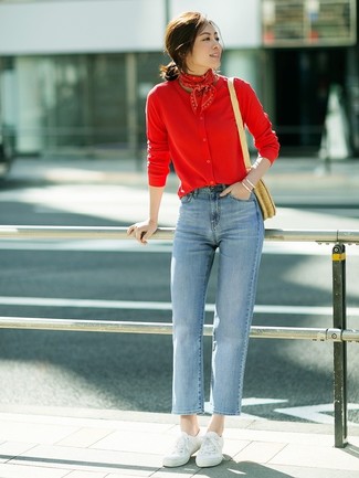 Come indossare e abbinare jeans con sneakers basse per una donna di 30 anni in modo smart-casual: Prova a combinare un cardigan rosso con jeans per creare un look raffinato e glamour. Perché non aggiungere un paio di sneakers basse per un tocco più rilassato?