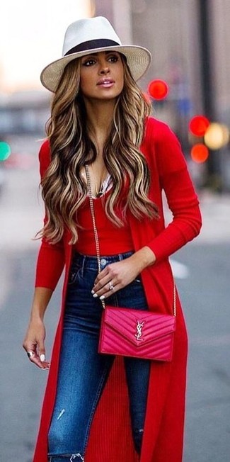 Come indossare e abbinare jeans aderenti strappati blu per una donna di 20 anni in primavera 2025: Scegli un cardigan lungo rosso e jeans aderenti strappati blu per le giornate pigre. Un outfit fantastico per essere elegante e alla moda anche durante la stagione transitoria.