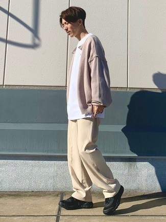 Quale cardigan indossare con chino beige per un uomo di 30 anni in modo casual: Abbina un cardigan con chino beige per un fantastico look da sfoggiare nel weekend. Scegli un paio di scarpe sportive nere per avere un aspetto più rilassato.