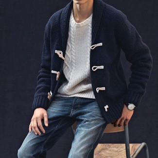 Look alla moda per uomo: Cardigan montgomery blu scuro, Maglione a trecce bianco, Jeans blu scuro