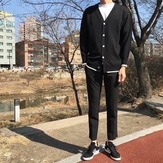 Quale chino indossare con sneakers basse nere per un uomo di 30 anni quando fa caldo: Prova a combinare un cardigan nero con chino per un look trendy e alla mano. Calza un paio di sneakers basse nere per un tocco più rilassato.