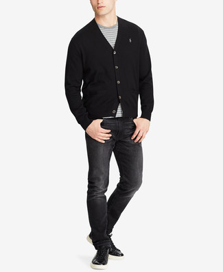 Come indossare e abbinare jeans neri con sneakers basse in pelle nere: Potresti combinare un cardigan nero con jeans neri per un look trendy e alla mano. Se non vuoi essere troppo formale, scegli un paio di sneakers basse in pelle nere.