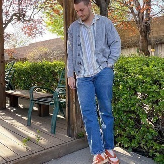 Come indossare e abbinare sneakers alte lime per un uomo di 30 anni in autunno 2024: Potresti combinare un cardigan grigio con jeans blu per vestirti casual. Se non vuoi essere troppo formale, mettiti un paio di sneakers alte lime. Ecco un look ideale per l’autunno.